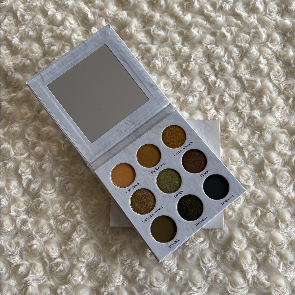 New Sydney Grace Mountain Trail Eyeshadow Palette with Mirror Earthy Tones